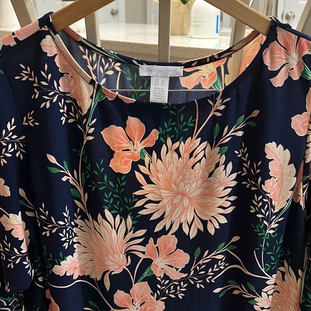 Light Polyester Like Patterned Dress With Short S… - image 2